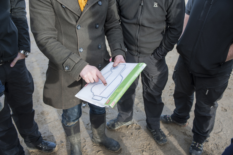 Illustration for article titled A Gigantic Sand Drawing Is How Land Rover Said Farewell To The Defender